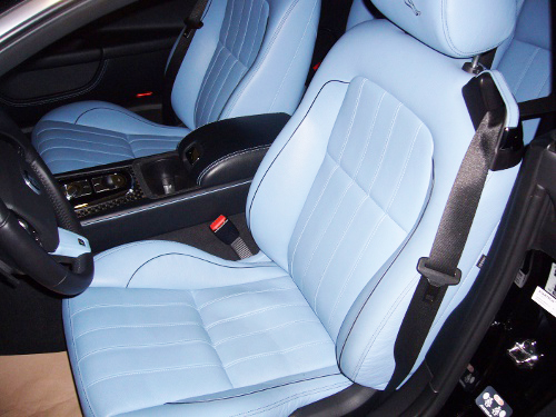 Jaguar XKR Coupé > Sitzflächen schwarz eingefärbt